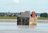 L'estuaire de la Loire abrite des oeuvres d'artistes internationaux entre Nantes et Saint-Nazaire. Ici -La maison dans la Loire- créée par l'artiste Jean-Luc Courcoult dans le cadre de la Biennale d'art contemporain. La maison est installée dans la Loire face à Lavau-sur-Loire